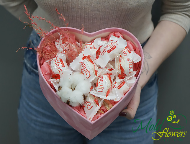 Розовое сердце с конфетами "Raffaello" Фото